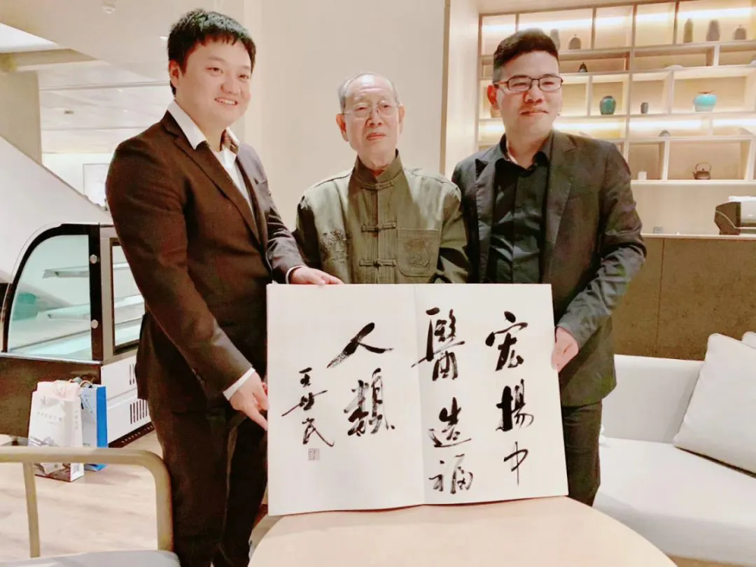 Traditional Chinese medicine master Wang Shimin (middle) Traditional Chinese medicine master Wang Shimin (middle)