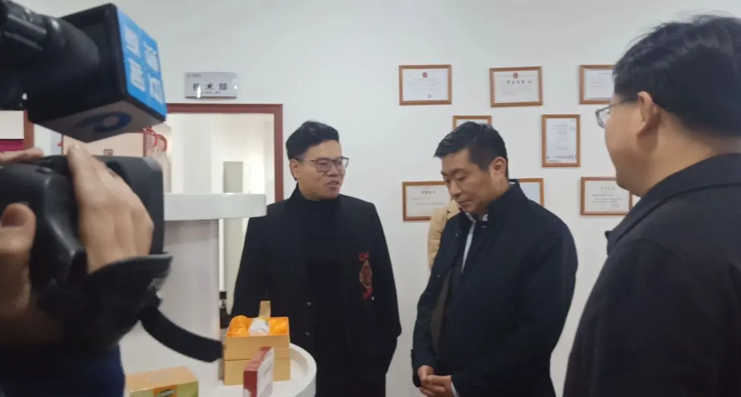On December 30, Huang Haifeng, Secretary of the County Party Committee, and his delegation went to Hangzhou Tianqu Biotechnology Co., Ltd. to conduct a visit to "deepen the 'three services' and promote a good start" to gain an in-depth understanding of the company's needs, suggestions and next steps, and proactively provide good services to the company. ,resolve issues. On December 30, Huang Haifeng, Secretary of the County Party Committee, and his delegation went to Hangzhou Tianqu Biotechnology Co., Ltd. to conduct a visit to "deepen the 'three services' and promote a good start" to gain an in-depth understanding of the company's needs, suggestions and next steps, and proactively provide good services to the company. ,resolve issues.
